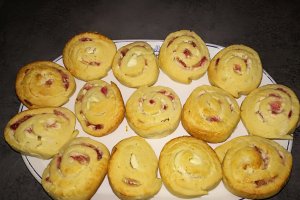Desert rulouri cu capsuni si crema de branza