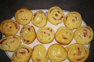 Desert rulouri cu capsuni si crema de branza