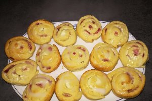 Desert rulouri cu capsuni si crema de branza