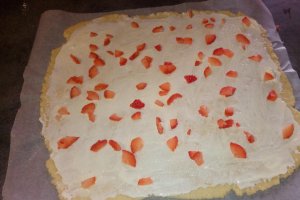 Desert rulouri cu capsuni si crema de branza