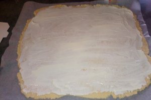Desert rulouri cu capsuni si crema de branza
