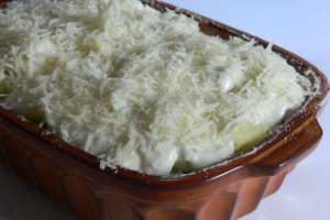 Cartofi in straturi cu spanac si sos de branza