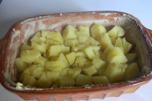Cartofi in straturi cu spanac si sos de branza