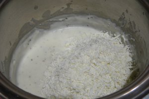 Cartofi in straturi cu spanac si sos de branza