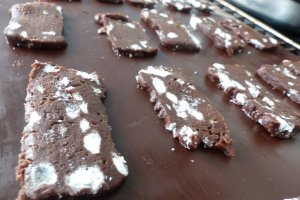 Desert biscuiti cu ciocolata si bezele