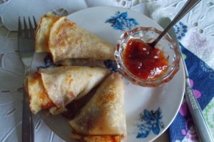Desert clatite cornete de post, umplute cu gem