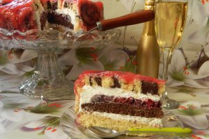 Desert tort cu crema de branza si jeleu de visine