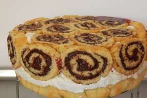 Desert tort cu crema de branza si jeleu de visine