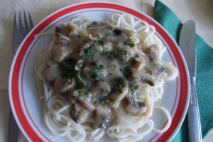 Spaghete cu ciuperci, in sos alb
