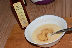 Desert strudel cu aluat fraged de casa, umplutura de mar si crema de vanilie