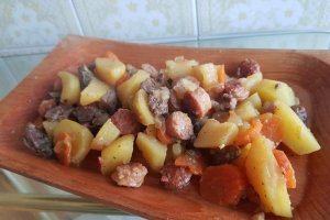 Tocana de cartofi cu carnati de curcan si ficat de pui
