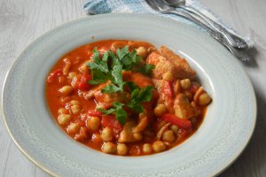 Tocanita de naut cu carne de porc si ciuperci