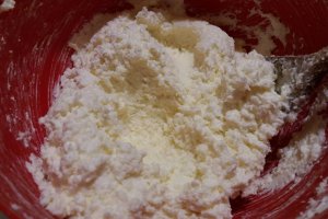 Desert rulada de biscuiti cu cocos si visine