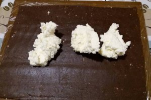 Desert rulada de biscuiti cu cocos si visine