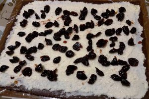 Desert rulada de biscuiti cu cocos si visine