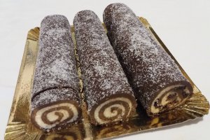 Desert rulada de biscuiti cu cocos si visine