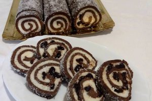 Desert rulada de biscuiti cu cocos si visine