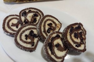 Desert rulada de biscuiti cu cocos si visine
