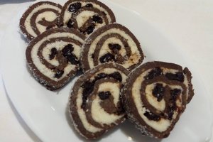 Desert rulada de biscuiti cu cocos si visine