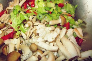 Aperitiv budinca cu pui, ciuperci si legume