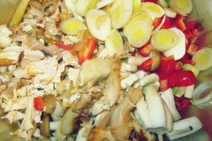 Aperitiv budinca cu pui, ciuperci si legume