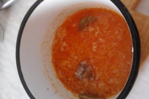 Limba de porc cu sos de ceapa si galuste de faina