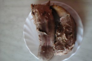 Limba de porc cu sos de ceapa si galuste de faina