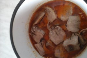 Limba de porc cu sos de ceapa si galuste de faina