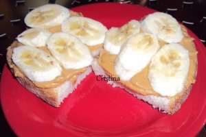Paine cu unt de arahide si banane