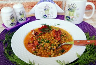 Mancare de mazare cu costita afumata si pastrama de porc