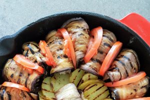 Kufta bil Batinjal (Rulouri libaneze din vinete umplute cu chiftele in sos de rosii)