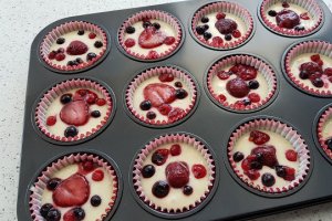 Desert briose cu fructe de padure