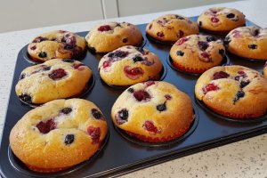 Desert briose cu fructe de padure