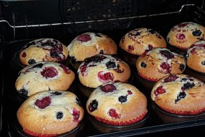 Desert briose cu fructe de padure
