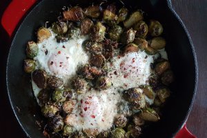 Varza de Bruxelles cu bacon si oua