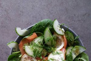 Salata de somon afumat cu spanac si dressing de marar si lamaie
