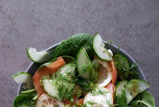 Salata de somon afumat cu spanac si dressing de marar si lamaie