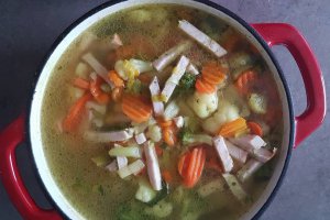 Supa olandeza de legume cu piept de pui afumat