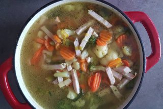 Supa olandeza de legume cu piept de pui afumat