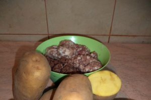 Cartofi umpluti cu carne tocata
