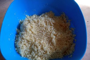 Ciuperci umplute pe pat de cuscus