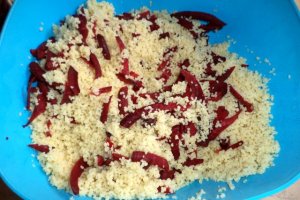 Ciuperci umplute pe pat de cuscus