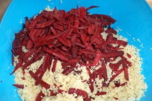Ciuperci umplute pe pat de cuscus