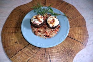 Ciuperci umplute pe pat de cuscus