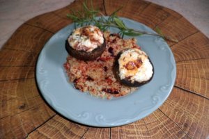 Ciuperci umplute pe pat de cuscus