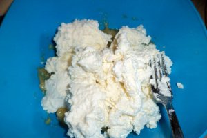 Desert budinca de banane si gris cu flori de lavanda
