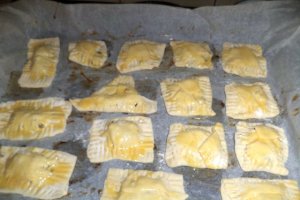 Aperitiv pateuri cu branza si rubarba