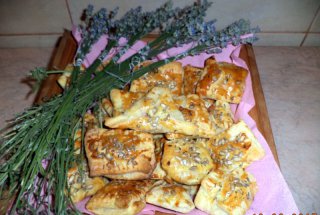 Aperitiv pateuri cu branza si rubarba