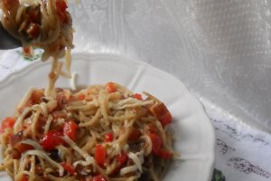 Spaghete cu bacon si ardei