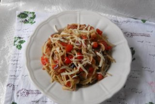 Spaghete cu bacon si ardei